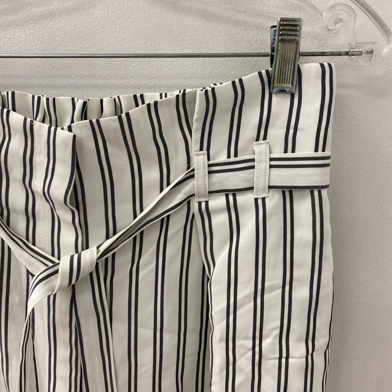JUDITH & CHARLES WOMEN'S SHORTS white black stripe 6